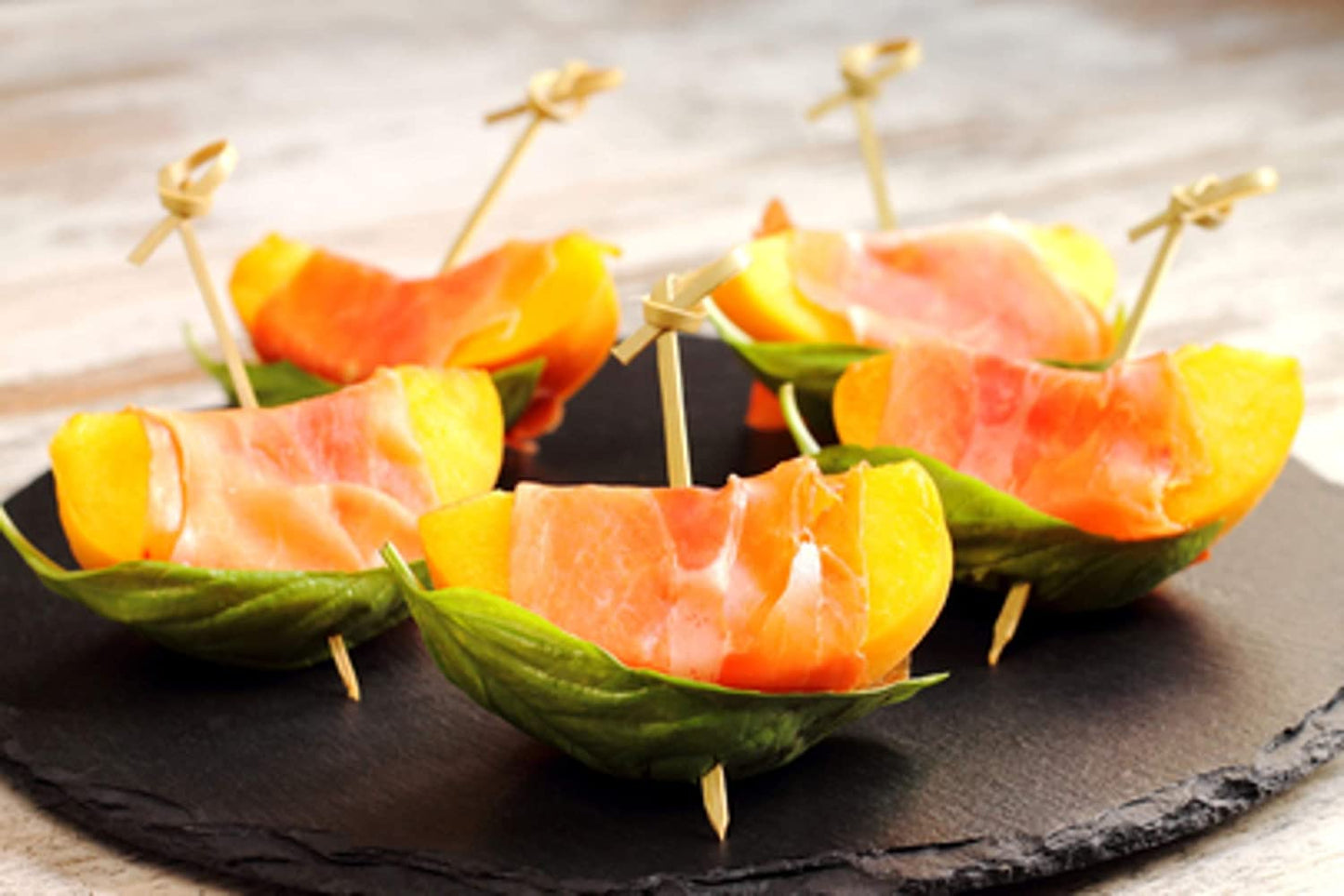 Spiedini con Nodo in Legno di Bamboo – Eleganza e Sostenibilità per i Tuoi Aperitivi